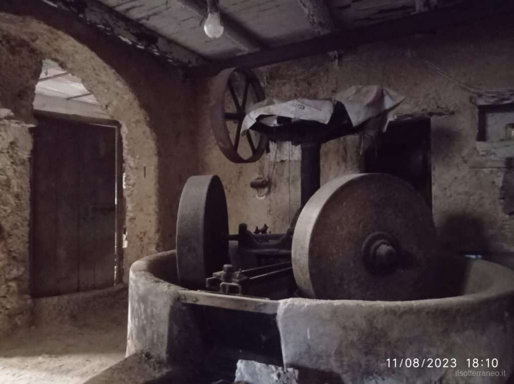 Antico frantoio con mola in granito a Gasperina