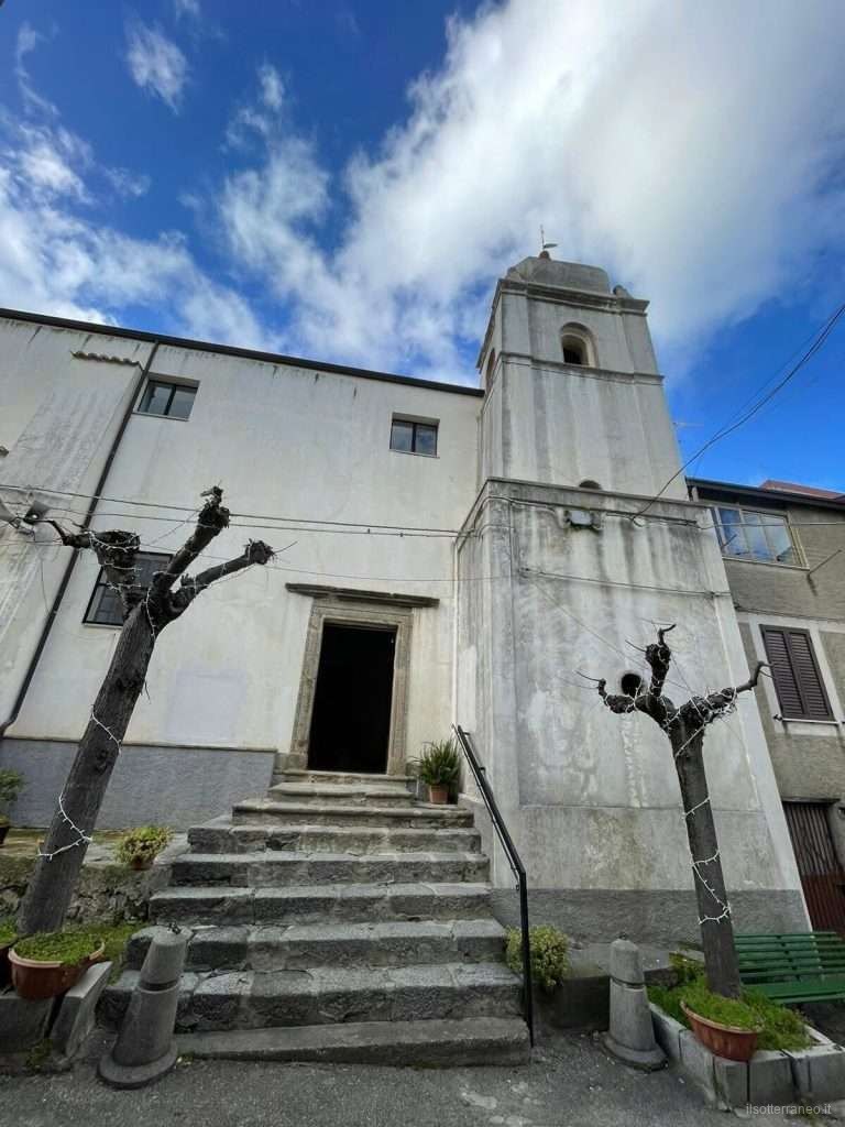 Chiesa con campanile e scalinata in granito a Gasperina