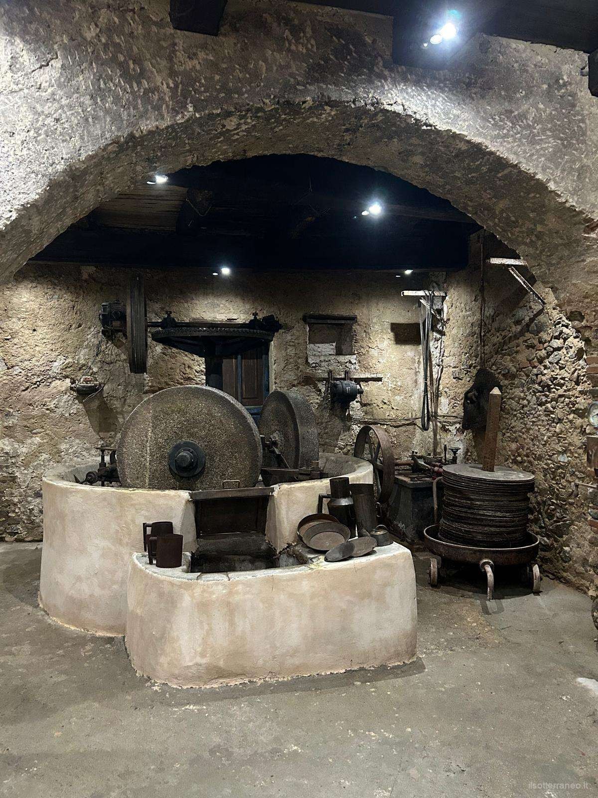 Antichi utensili in esposizione nel frantoio