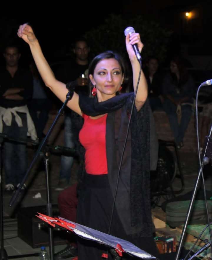 Componenti del gruppo in costume durante una festa tradizionale