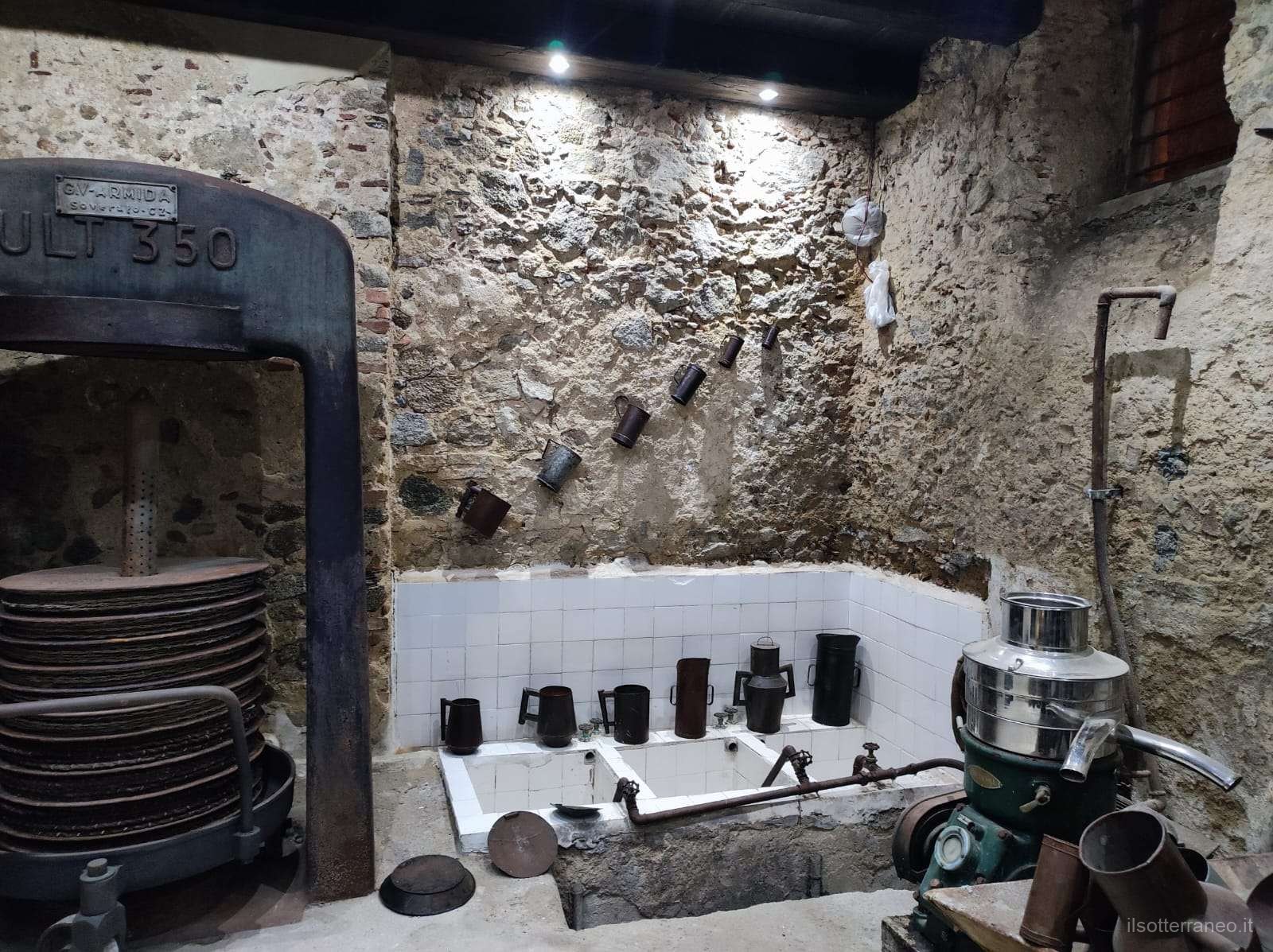Sala centrale con il maestoso frantoio a trazione elettrica